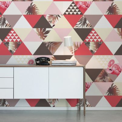 Wandtapete dunkel braun: "Flamingo Puzzle"  - Exotische moderne Tapete mit grafischen Dreiecken in rosa angepasst an Farrow and Ball Wandfarben- Vliestapete Grafisch