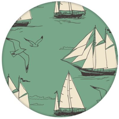 Segel Design Tapete "Die Regatta" mit klassischen Segelbooten und Möwen auf grün Vliestapete maritim aus den Tapeten Neuheiten Borten und Tapetenmotive als Naturaltouch Luxus Vliestapete oder Basic Vliestapete