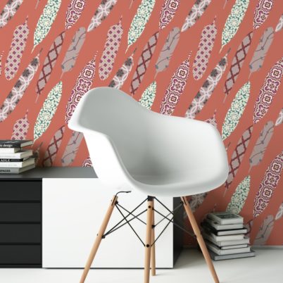 Wandtapete rot: Rote moderne Tapete "Fancy Feathers" mit dekorativem Feder Muster angepasst an Little Greene Wandfarben