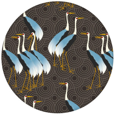 Klassische Design Tapete "Kraniche des Ibykus" mit asiatischen Kranichen in braun für Wohnzimmer aus den Tapeten Neuheiten Exklusive Tapete für schönes Wohnen als Naturaltouch Luxus Vliestapete oder Basic Vliestapete
