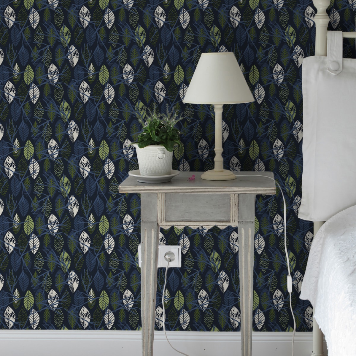 Schlafzimmer tapezieren in dunkel blau: Grafische Design Tapete "Im Blätterwald" in dunkelblau für Schlafzimmer