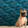 Wandtapete mittelblau: Retro Fisch Vlies Tapete "Angler Glück" im Stil der 70er in petrol Design Wandgestaltung