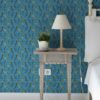 Schlafzimmer tapezieren in mittelblau: Türkise Schlafzimmer Tapete "Damast-Elfen" mit fliegenden Kolibris auf Damast Muster