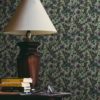 Tapete Wohnzimmer flieder: Üppige florale Tapete "Victorias Treasure" mit Paradies Vögeln und Blumen für Wohnzimmer Schlafzimmer
