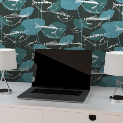 Tapete Wohnzimmer grün blau: Design Tapete "Angler Glück" mit Retro Fiscen im Stil der 70er in blau grau für Büro Wohnzimmer
