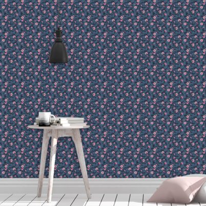 Tapete Wohnzimmer rosa: Blumentapete Printemps mit zarten Ranken in blau - Nostalgietapete für Wohnzimmer