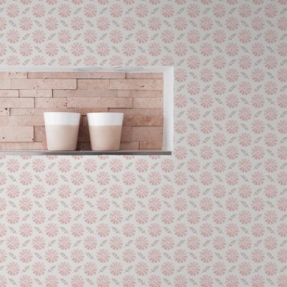 Tapete Wohnzimmer pink: Klassisch rosa Tapete "Blümchen Glück" mit Aquarell Look, Vlies-Tapete für Wohnzimmer