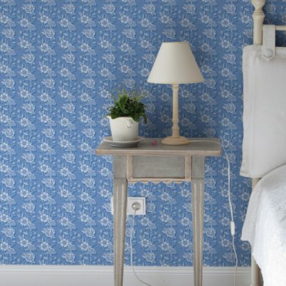 Schlafzimmer tapezieren in mittelblau: "Les fleurs du chateau" Klassische Blümchen Tapete, blau Vlies-Tapete für Schlafzimmer