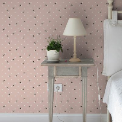 Tapete Wohnzimmer pink: Polka Dot Tapete "Polka Bee" mit Bienen & Punkten, rosa Vlies-Tapete grafischer Wohnakzent für Wohnzimmer