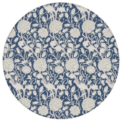 Vintage Jugendstil Tapete "Tulpen und Narzissen" nach William Morris, dunkel blaue Blumentapete für Schlafzimmer